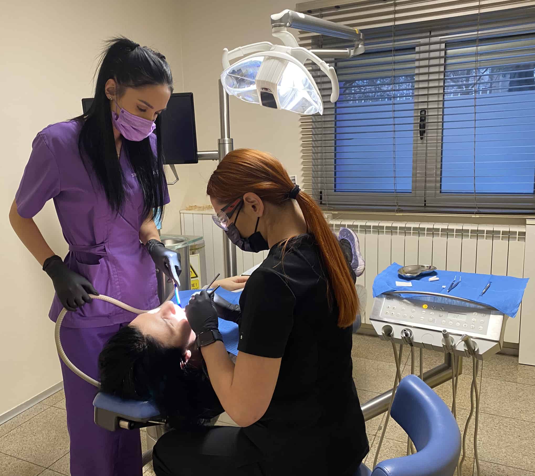 Medic stomatolog DentaField Clinic explicând planul de tratament unui pacient