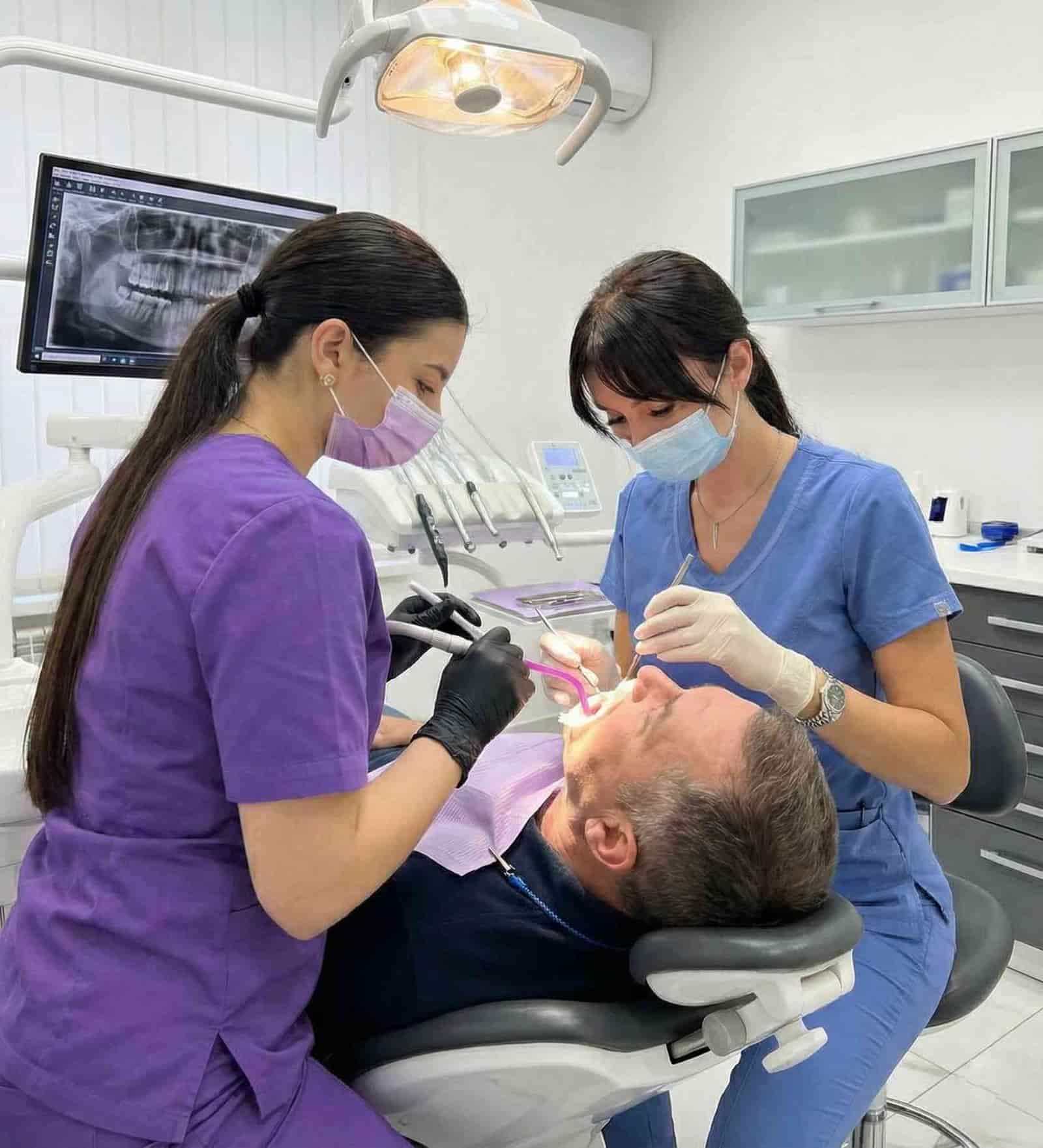 Tratament dentar personalizat la DentaField Clinic