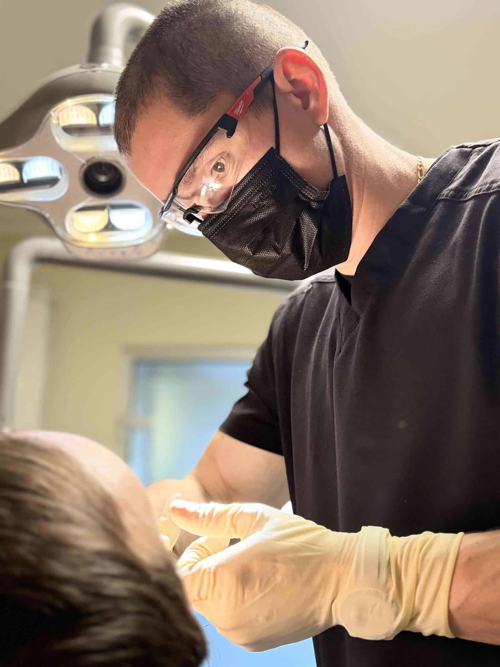 Medic stomatolog DentaField Clinic în timpul unei proceduri