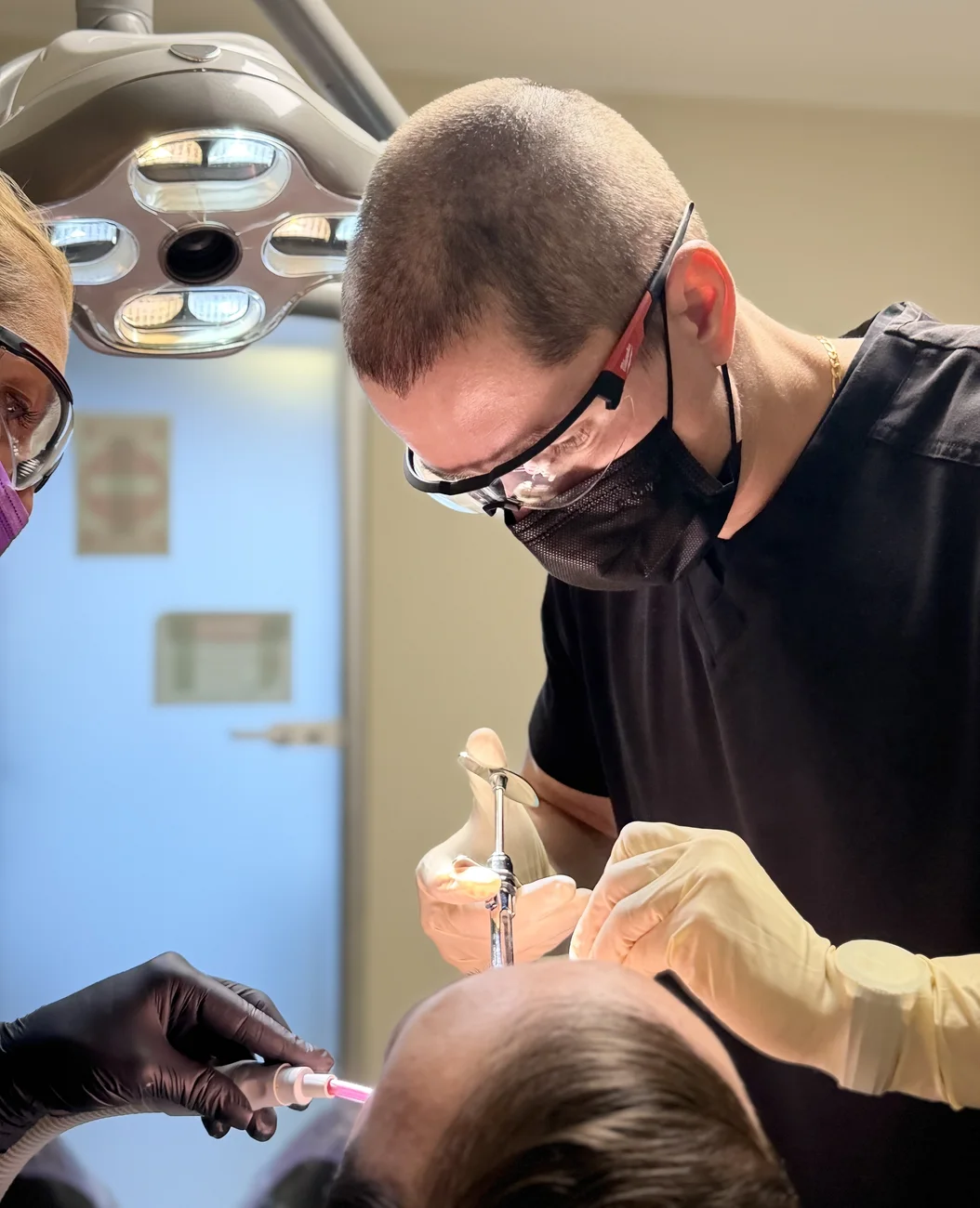 Consultație stomatologică personalizată la DentaField Clinic București