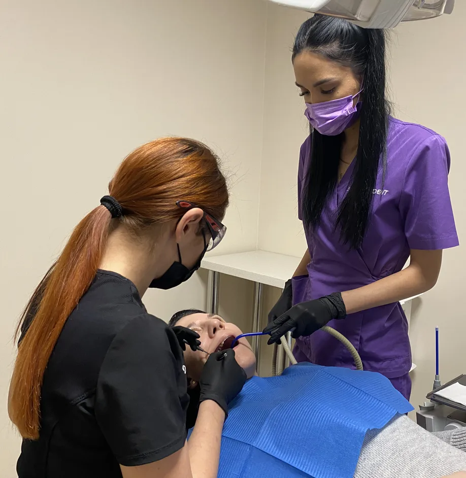 Tratament stomatologic în cadrul serviciilor DentaField Clinic București