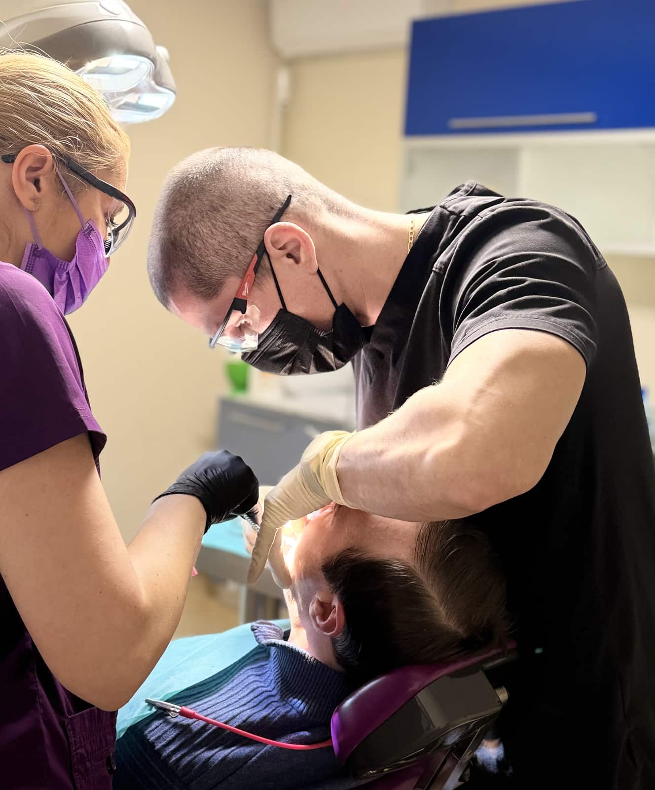 Pacient mulțumit de tratamentul stomatologic la DentaField Clinic București