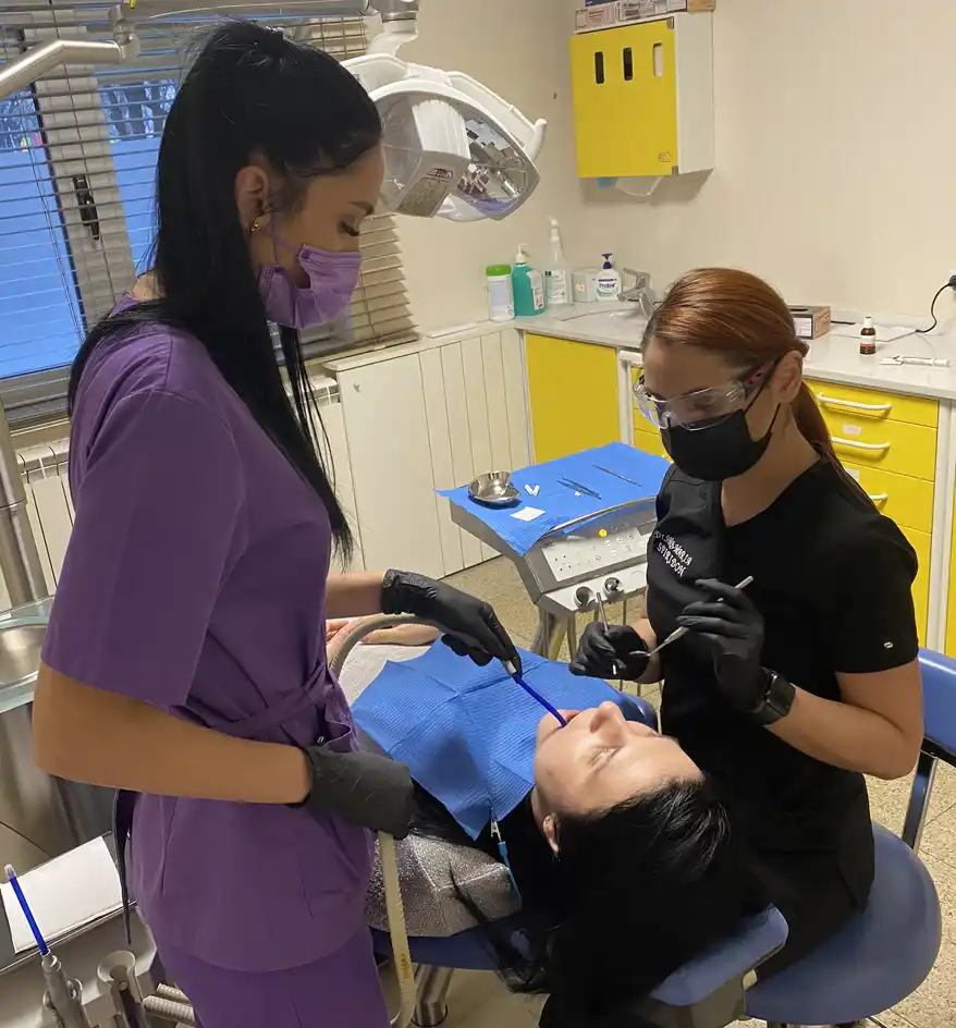 Interiorul modern al DentaField Clinic, clinică stomatologică în București